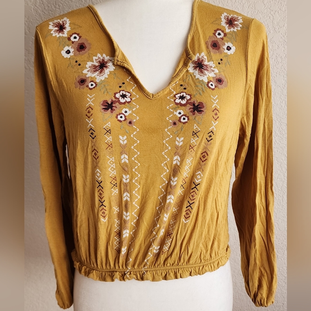 Long sleeve shirt with elastic bottom